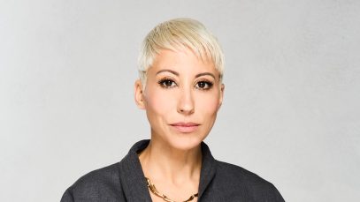 Malika Ayane con sfondo chiaro