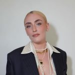 Mara Sattei con perle e sfondo bianco