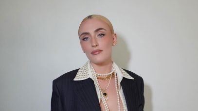 Mara Sattei con perle e sfondo bianco