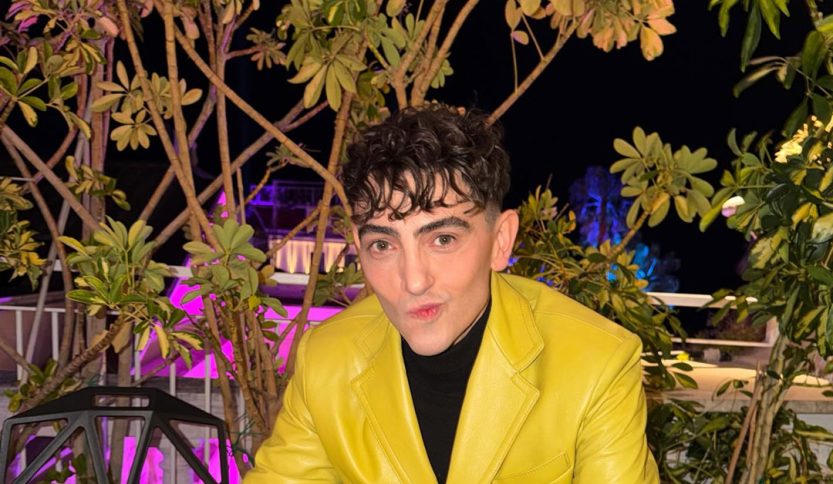 Michele bravi con completo giallo