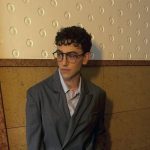 Michele Bravi con occhiali