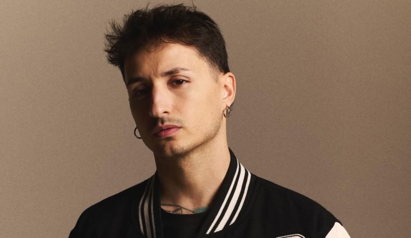 Nayt su sfondo beige