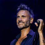 Nek sul palco del tour "Nek Hits Live"