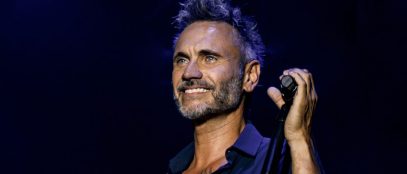 Nek sul palco del tour "Nek Hits Live"