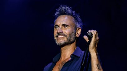 Nek sul palco del tour "Nek Hits Live"