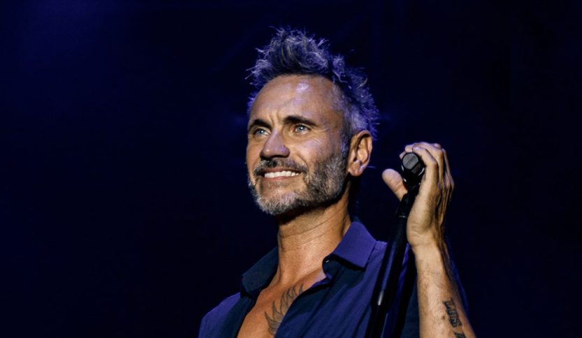 Nek sul palco del tour "Nek Hits Live"