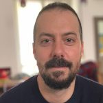 Paolo De Santis con dei mobili sullo sfondo