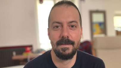 Paolo De Santis con dei mobili sullo sfondo