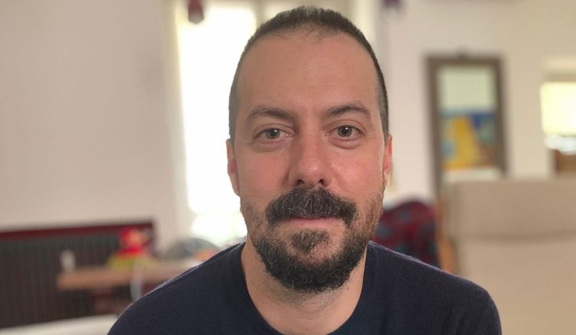 Paolo De Santis con dei mobili sullo sfondo