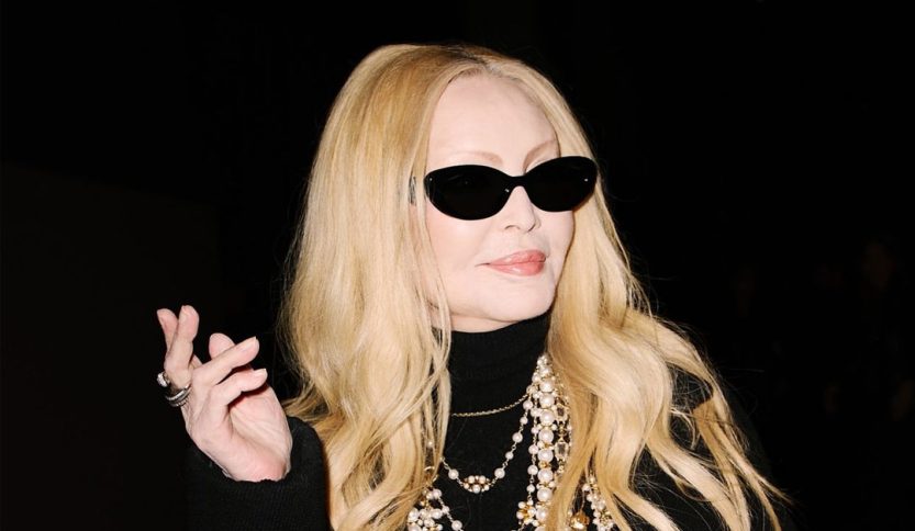 Patty Pravo con occhiali da sole e sfondo nero