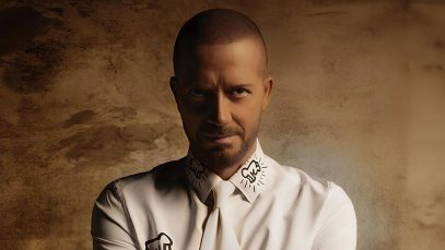 Raf vestito di bianco