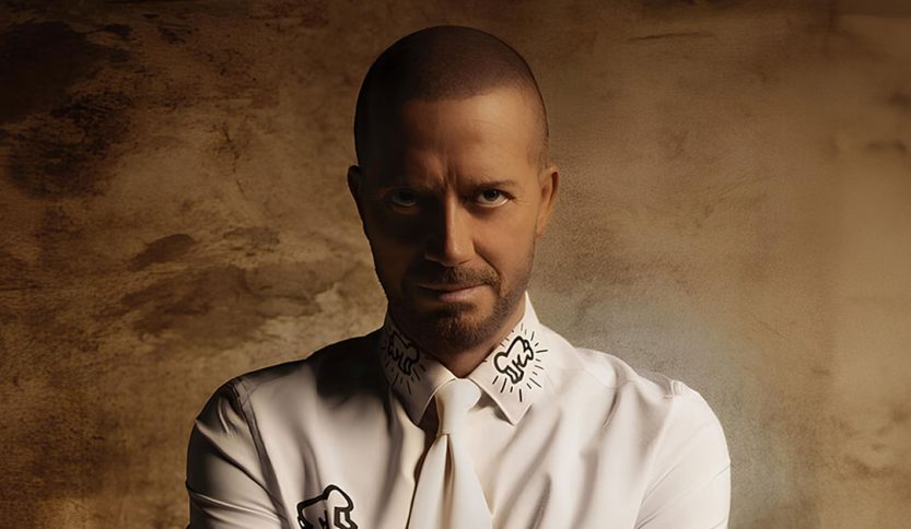 Raf vestito di bianco