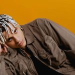 Samurai Jay su una moto e sfondo arancione