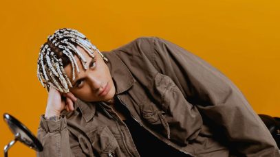 Samurai Jay su una moto e sfondo arancione