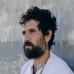 Tommaso Paradiso sfondo muro