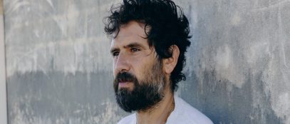 Tommaso Paradiso sfondo muro