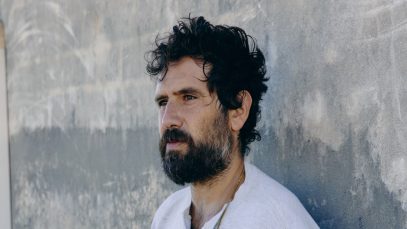 Tommaso Paradiso sfondo muro