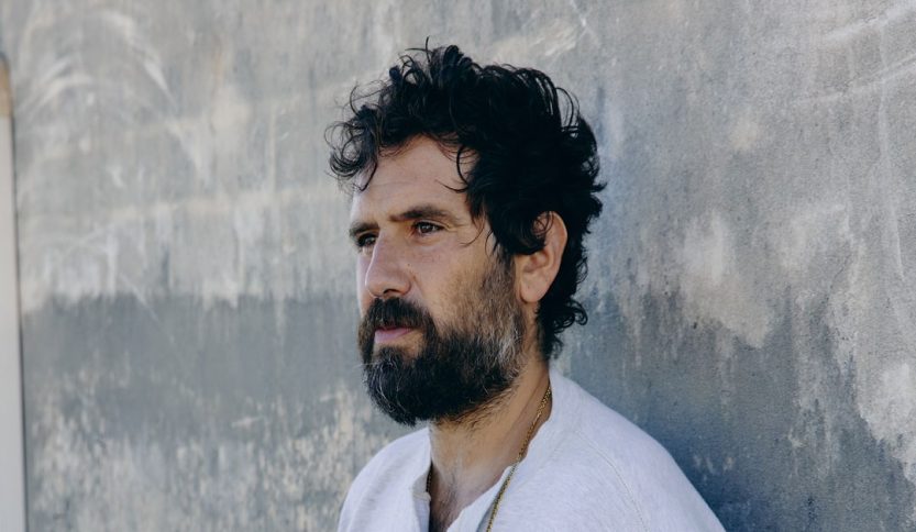 Tommaso Paradiso sfondo muro