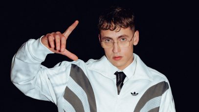 Tredici Pietro con sfondo nero