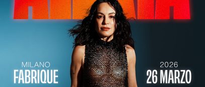 Alexia con la locandina dell'evento