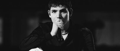 EroCaddeo con sfondo nero