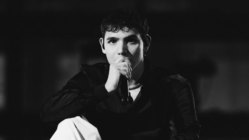 EroCaddeo con sfondo nero