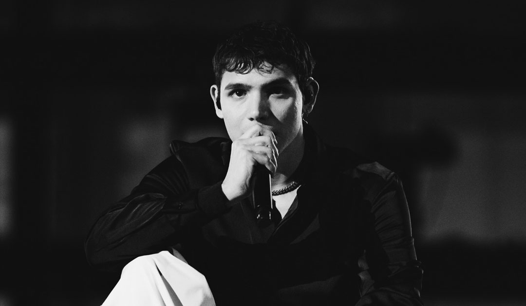 EroCaddeo con sfondo nero