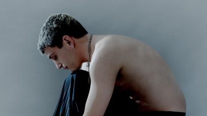 Iako con sfondo azzurro