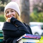 Ilaria Latini su una panchina con dei libri