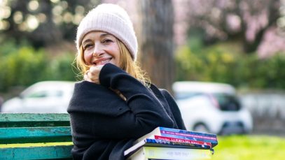 Ilaria Latini su una panchina con dei libri