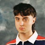 Matsby con sfondo grigio