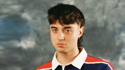 Matsby con sfondo grigio