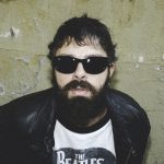 Mobrici con sfondo giallo