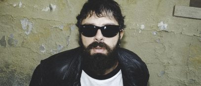 Mobrici con sfondo giallo