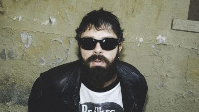 Mobrici con sfondo giallo