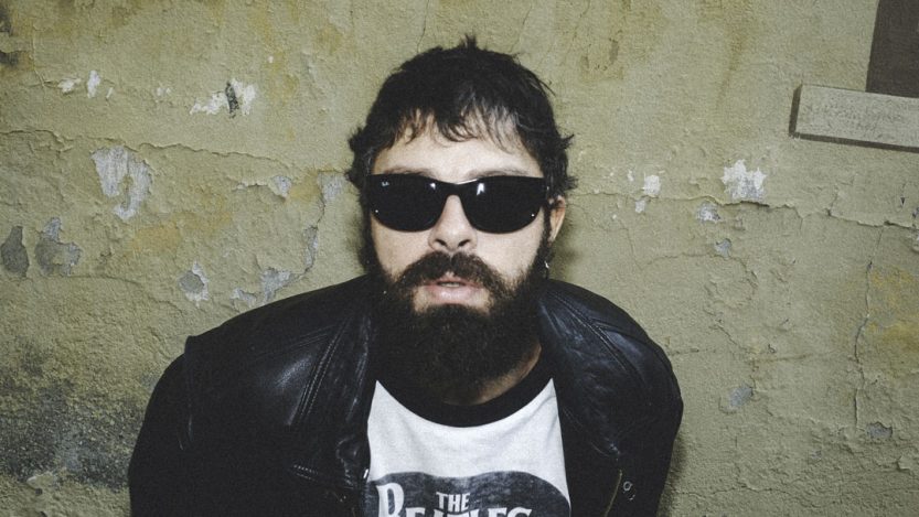 Mobrici con sfondo giallo