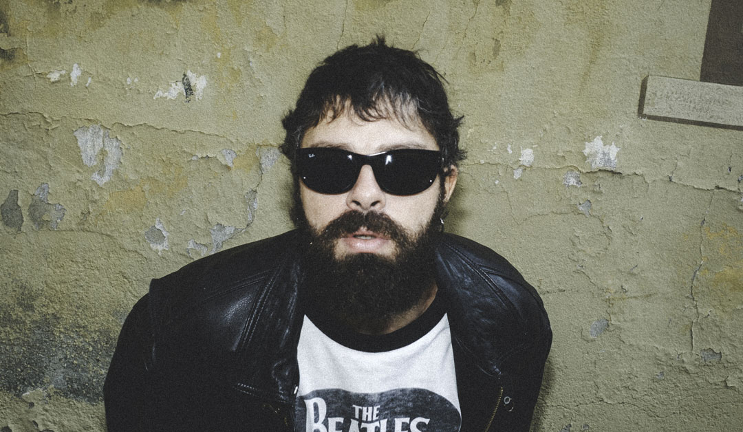 Mobrici con sfondo giallo