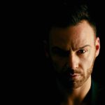 Renato Novara con sfondo nero