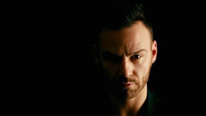 Renato Novara con sfondo nero