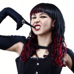 Rob con sfondo bianco e guanto blu