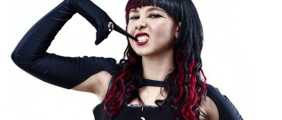 Rob con sfondo bianco e guanto blu