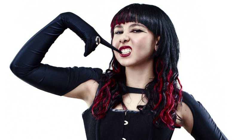 Rob con sfondo bianco e guanto blu