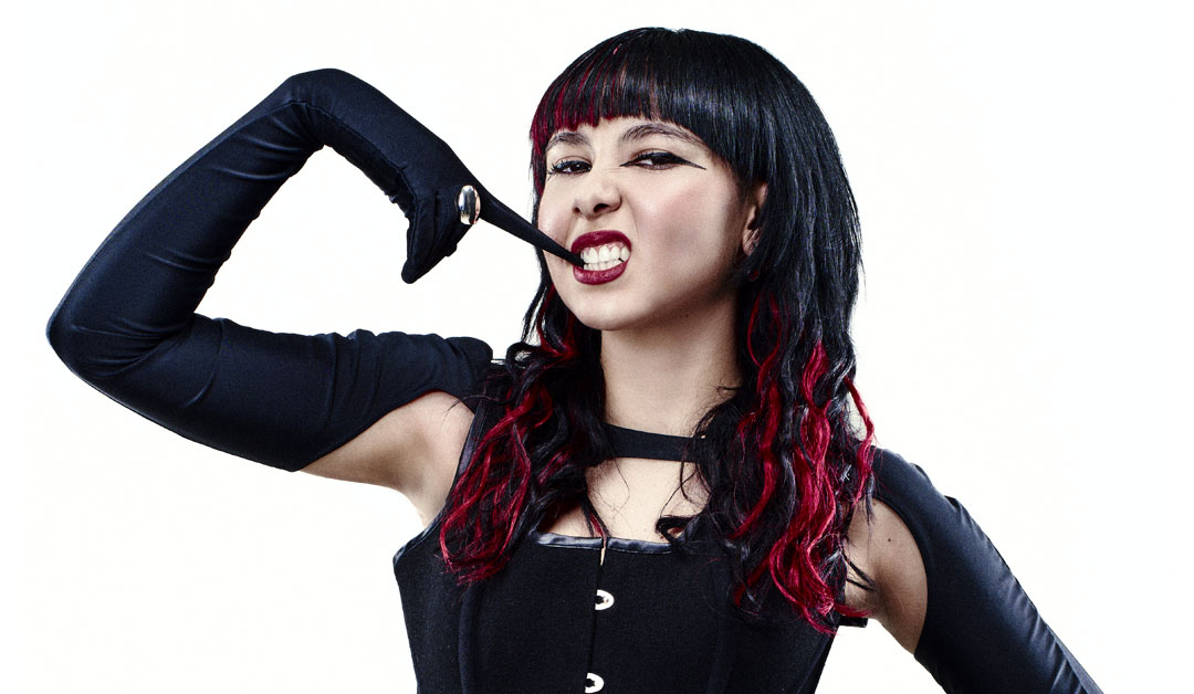 Rob con sfondo bianco e guanto blu