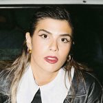 Sarafine con una macchina dietro