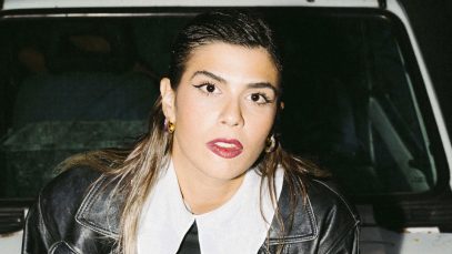 Sarafine con una macchina dietro