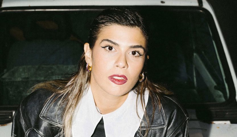 Sarafine con una macchina dietro