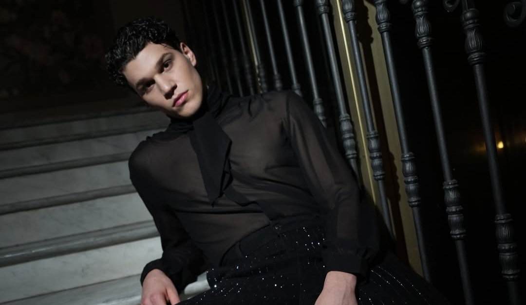 Nicolò Filippucci su una scala