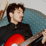 Mazzariello su un divano