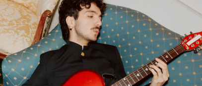 Mazzariello su un divano