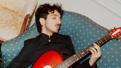 Mazzariello su un divano